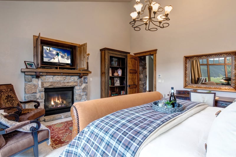A different angle reveals lounge seating, mountain art, and ample space to unwind.