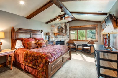 Located upstairs, your spacious primary suite offers a King bed, vaulted ceilings, and natural light for a true mountain retreat.