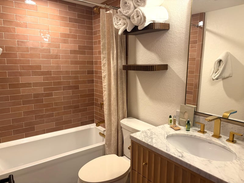Traditional full bathroom with tub/shower combo.