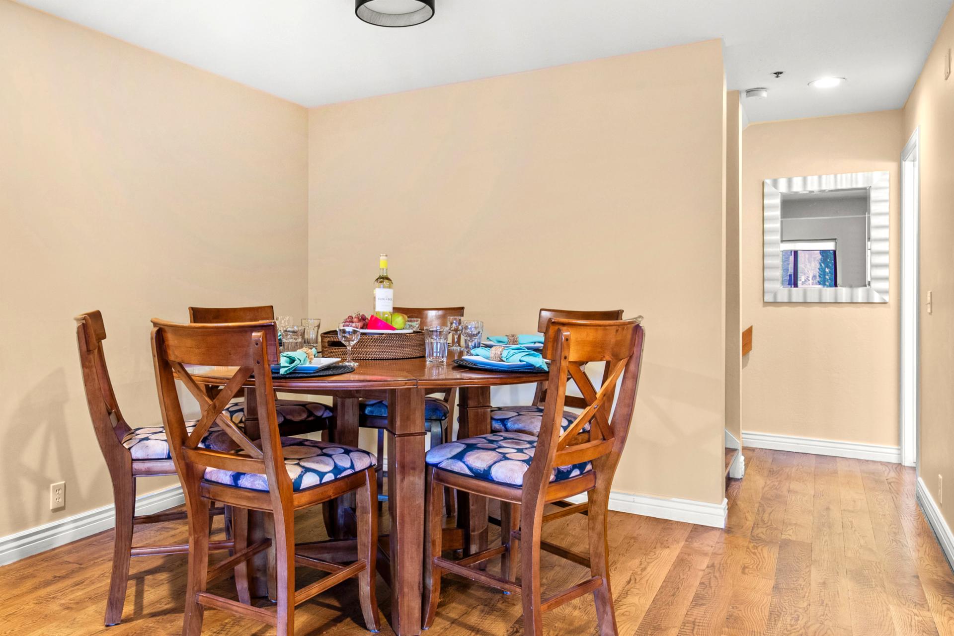 Dining for 6 plus bar seating