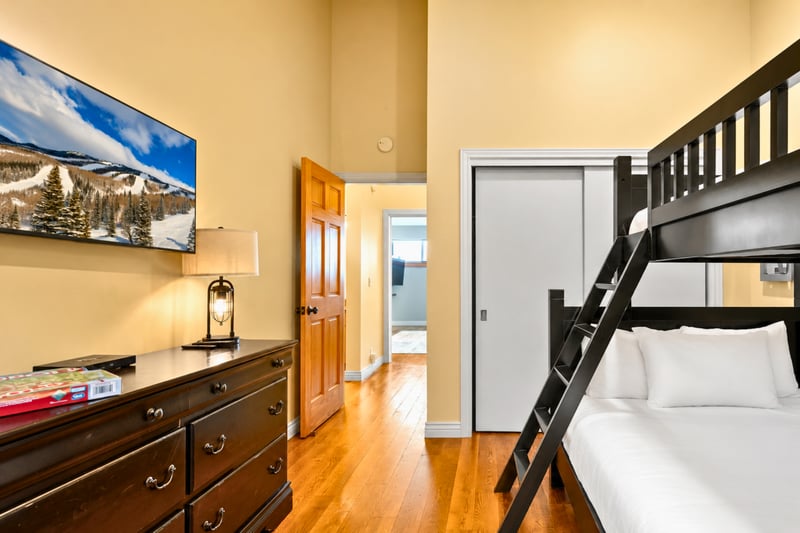 Great bunk room with Twin bed on top and Queen bed on bottom - perfect for families
