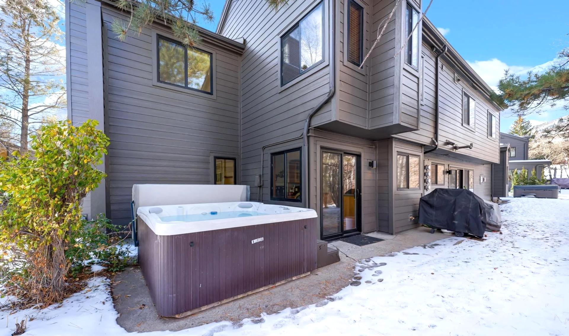 Enjoy a mountain evening in your outdoor hot tub