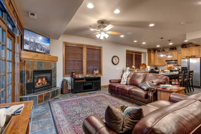 Leather seating and gas fireplace to warmth you during your vacation! PPS-1416