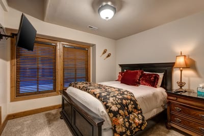Queen bedroom with warm accents PPS-1416