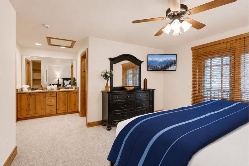 En suite king size bedroom with full bathroom, step in shower and separate soaking tub PPS-1416