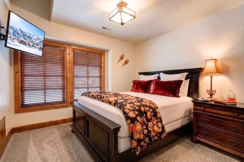 Queen bedroom with warm accents PPS-1416