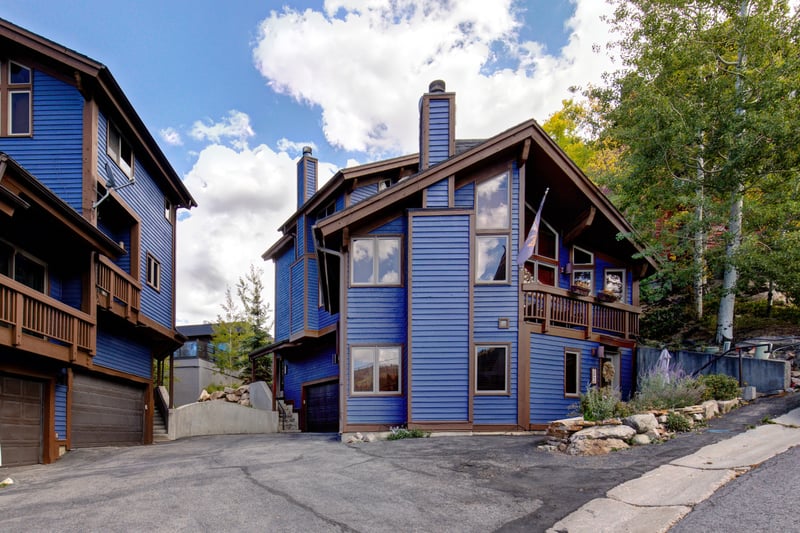 Tucked into a quiet residential community, this townhome is close to trails, lifts, and shops.