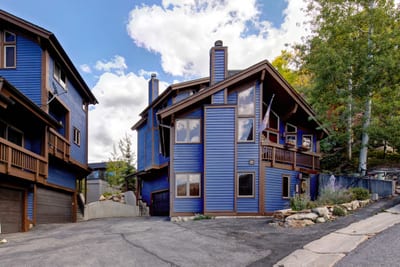 Tucked into a quiet residential community, this townhome is close to trails, lifts, and shops.