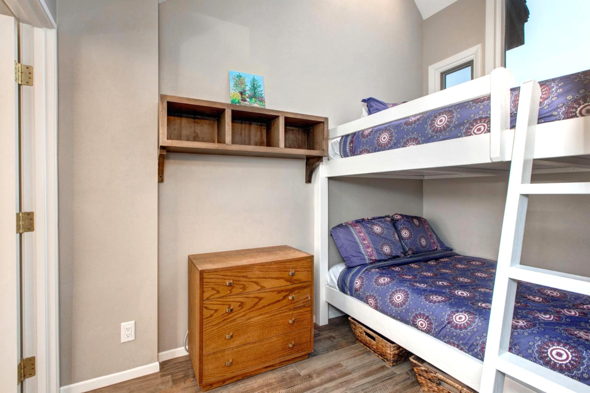 This lower-level room includes a Queen and Twin bed, ideal for flexible sleeping arrangements.