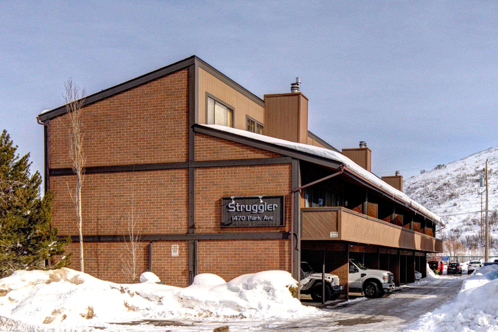 Exterior winter view shows easy access to parking and walkable distance to lifts.