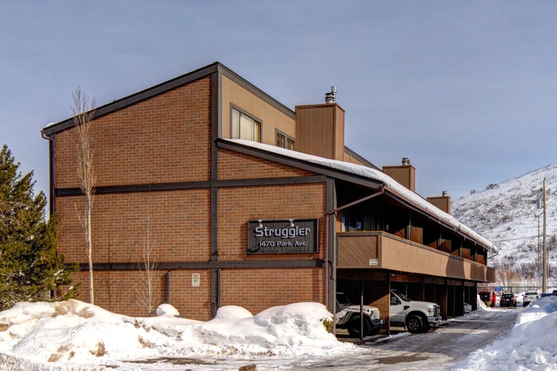 Exterior winter view shows easy access to parking and walkable distance to lifts.