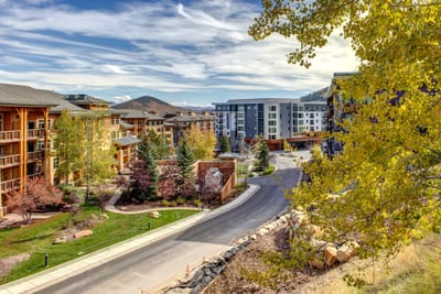 Well-maintained community grounds give way to sweeping mountain surroundings and resort amenities. VIN-14