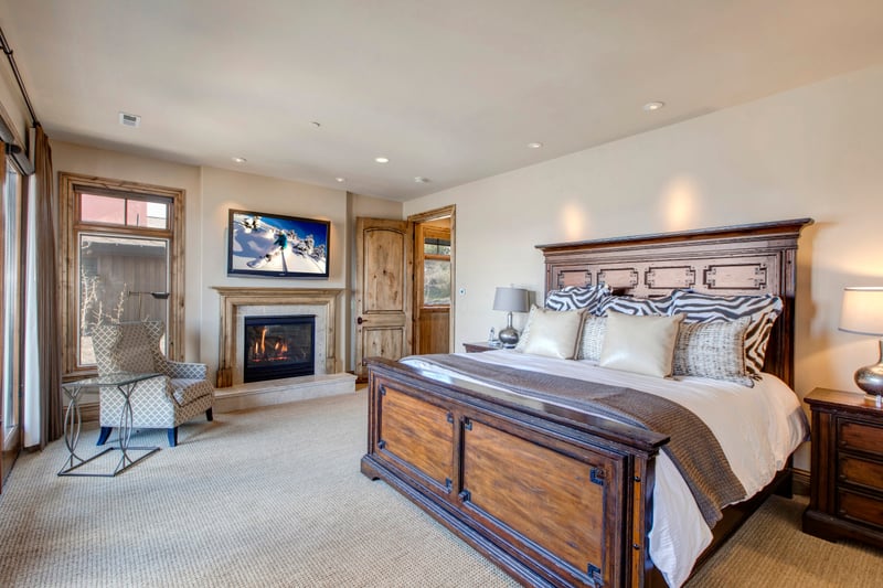 Relax in your luxurious King suite, complete with soft lighting and premium linens.