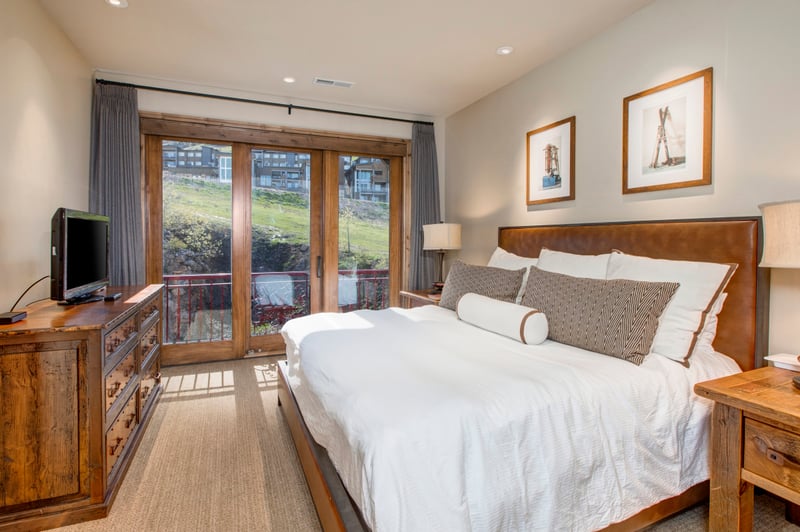 Wake up refreshed in this King guest suite with light-filled windows and privacy.